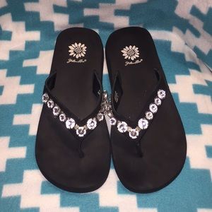 Black yellow box sandals